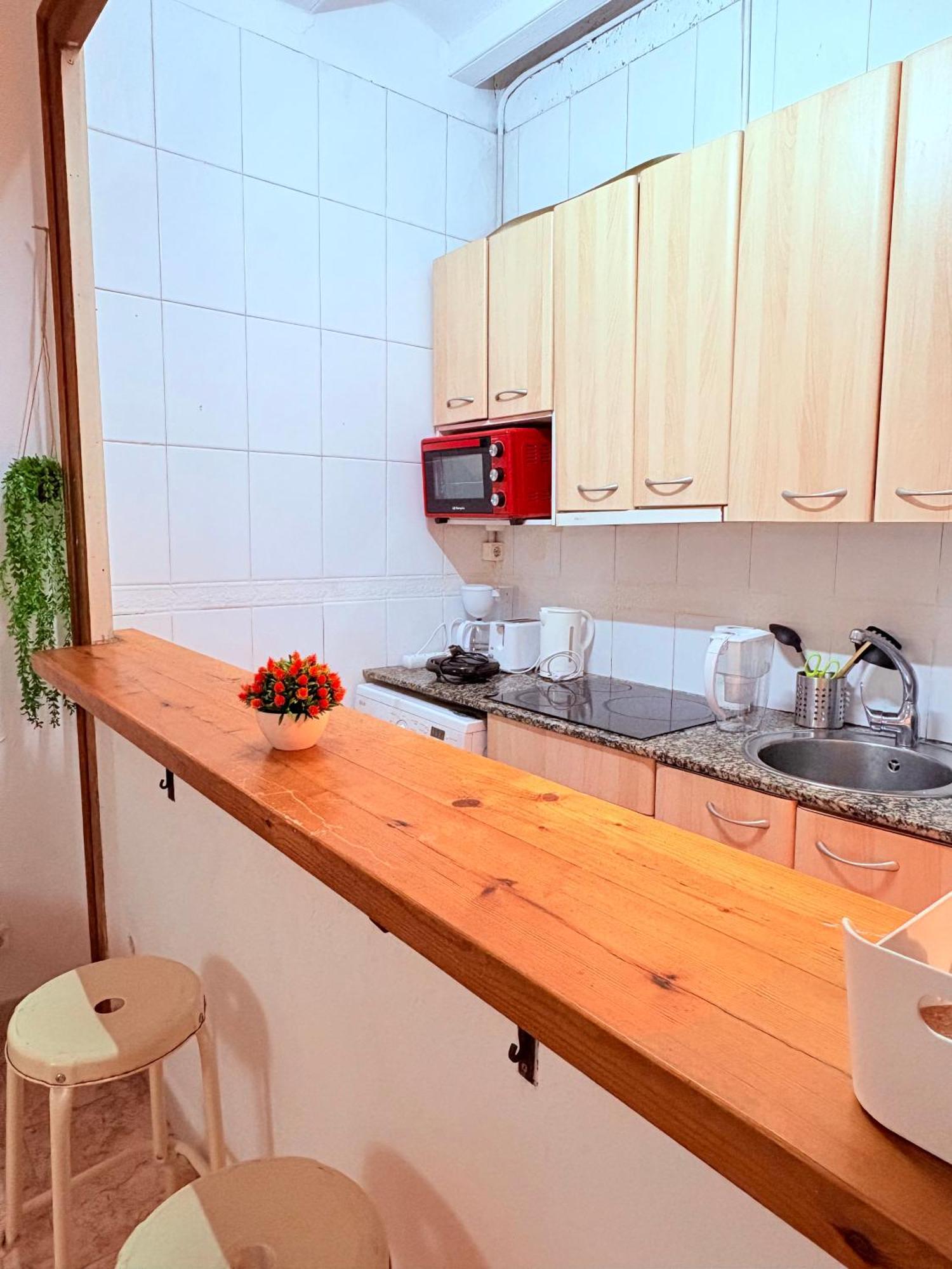 Amazing And Stylish Flat For 4 People With Breakfast Included 2 Blocks Away From Poblenou Barcelona