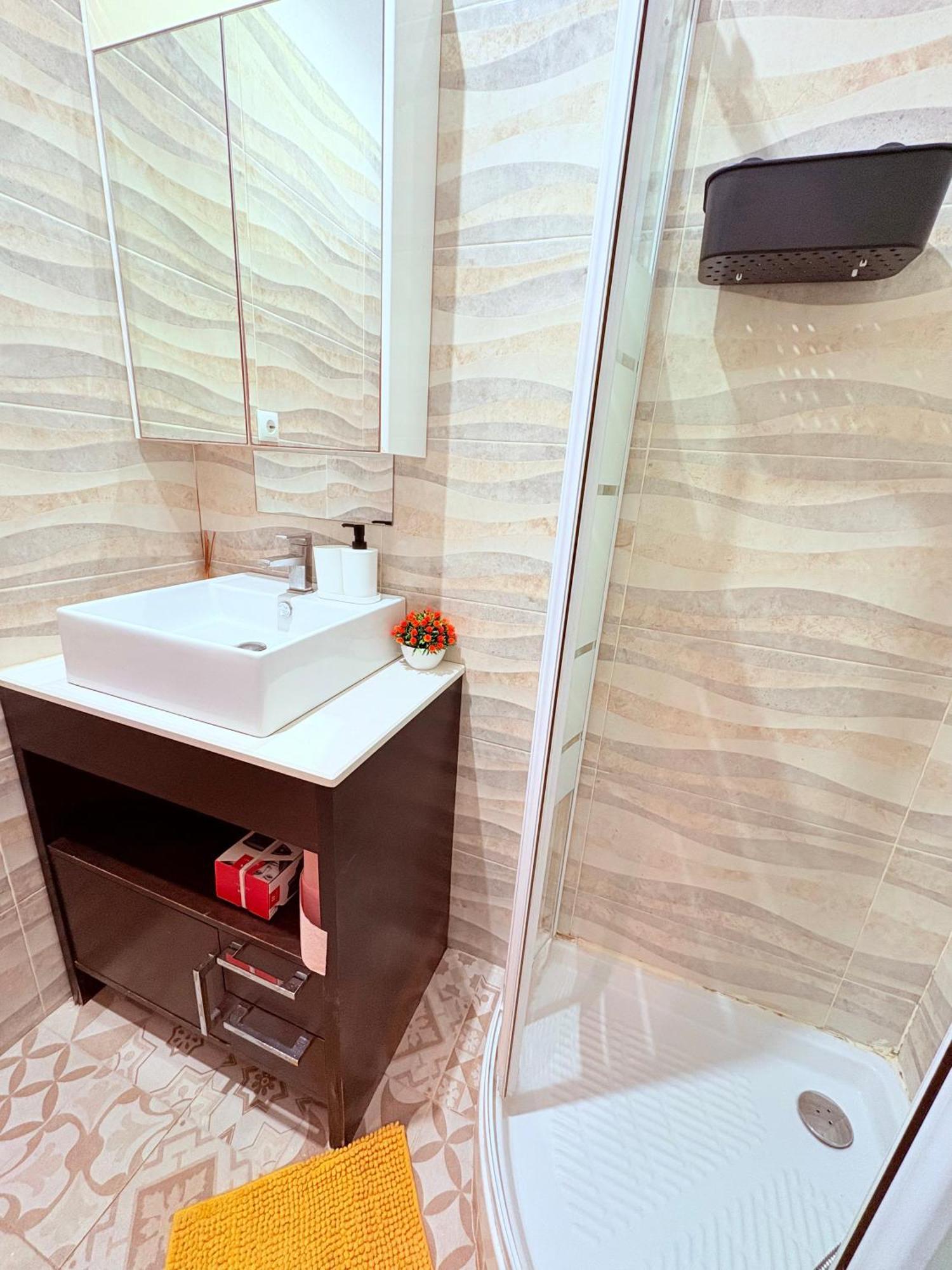 Amazing And Stylish Flat For 4 People With Breakfast Included 2 Blocks Away From Poblenou Apartamento *